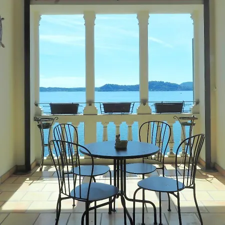 Maison d'hôtes Palazzo Belleluci - Incantevole Dimora Vista Belgirate